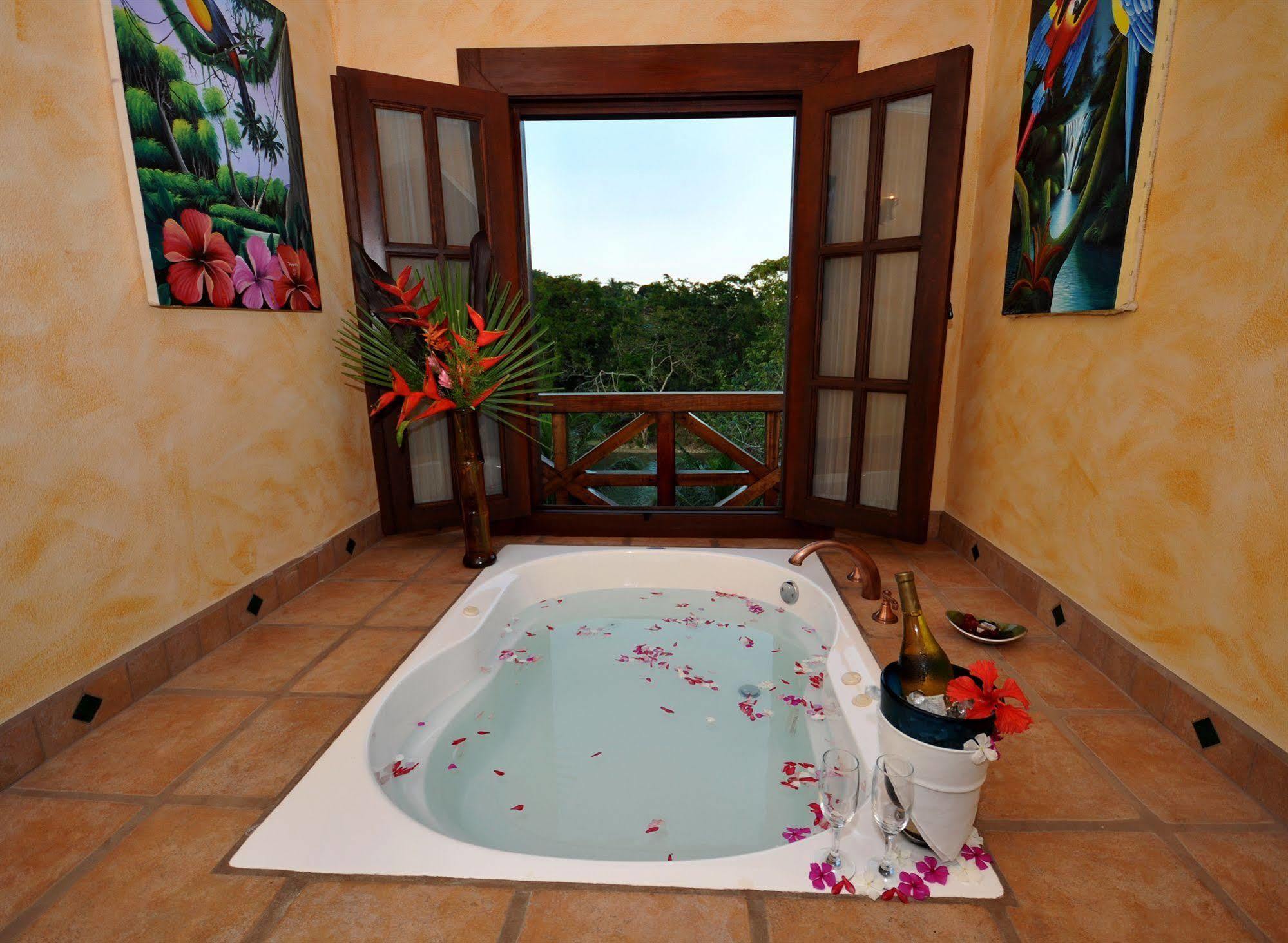 Mahogany Hall Luxury Boutique Resort San Ignacio Exteriör bild